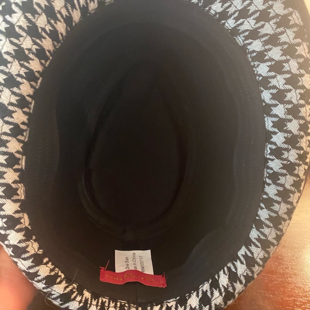 Woman’s Hat - Picture 6 of 7